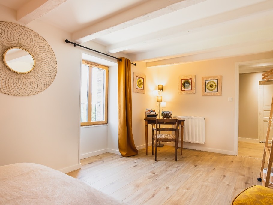 Chambre Côté Cour pour 2 personnes avec penderie et bureau avec chaise (lit 140 cm).