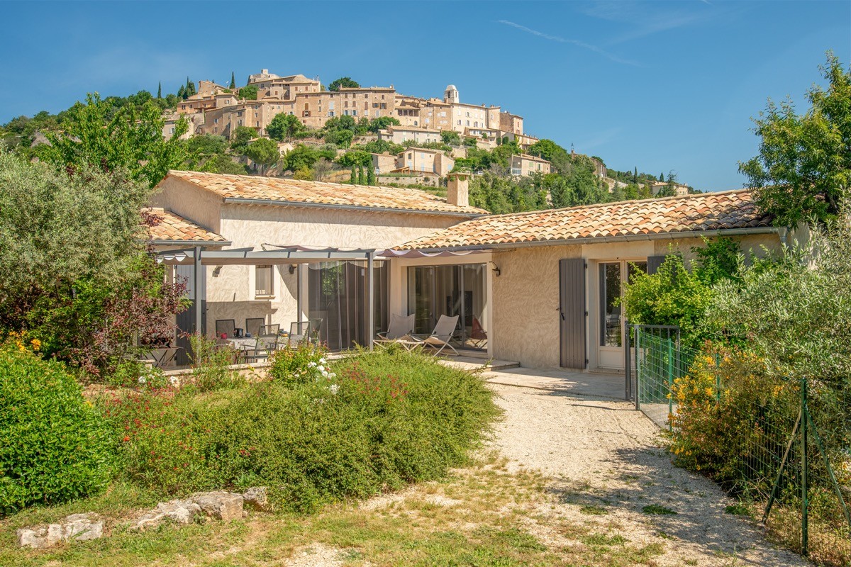 La maison au pied du magnifique village perché de Simiane la Rotonde