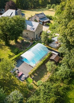 Piscine chauffée à 25°C et ouverte entre mai et fin septembre. Agréable terrasse en bois avec transats. et bains de soleil.