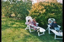 Transats sur la pelouse bordant le verger