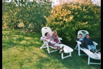 Transats sur la pelouse bordant le verger