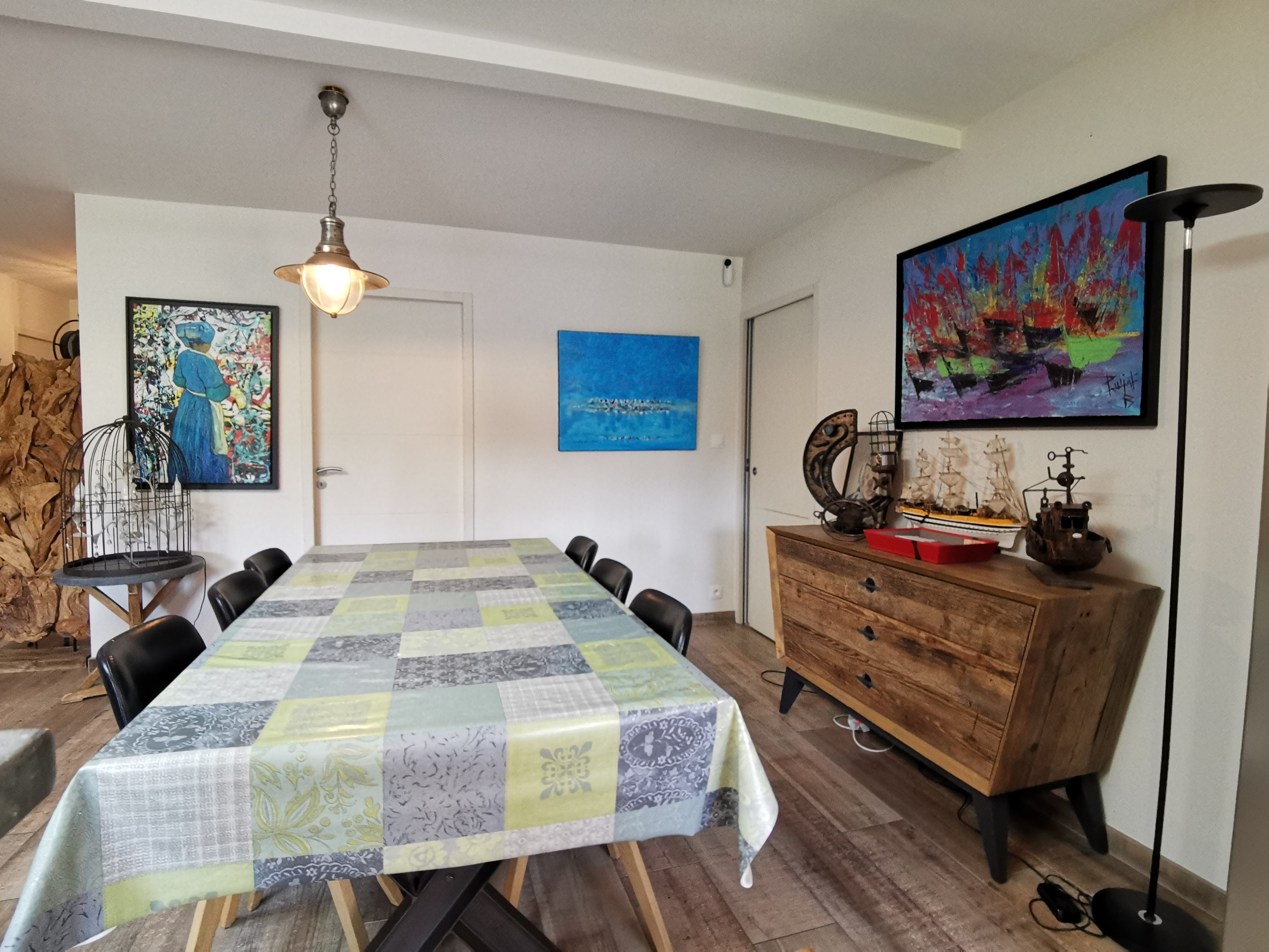 Séjour ouvert sur salon et cuisine