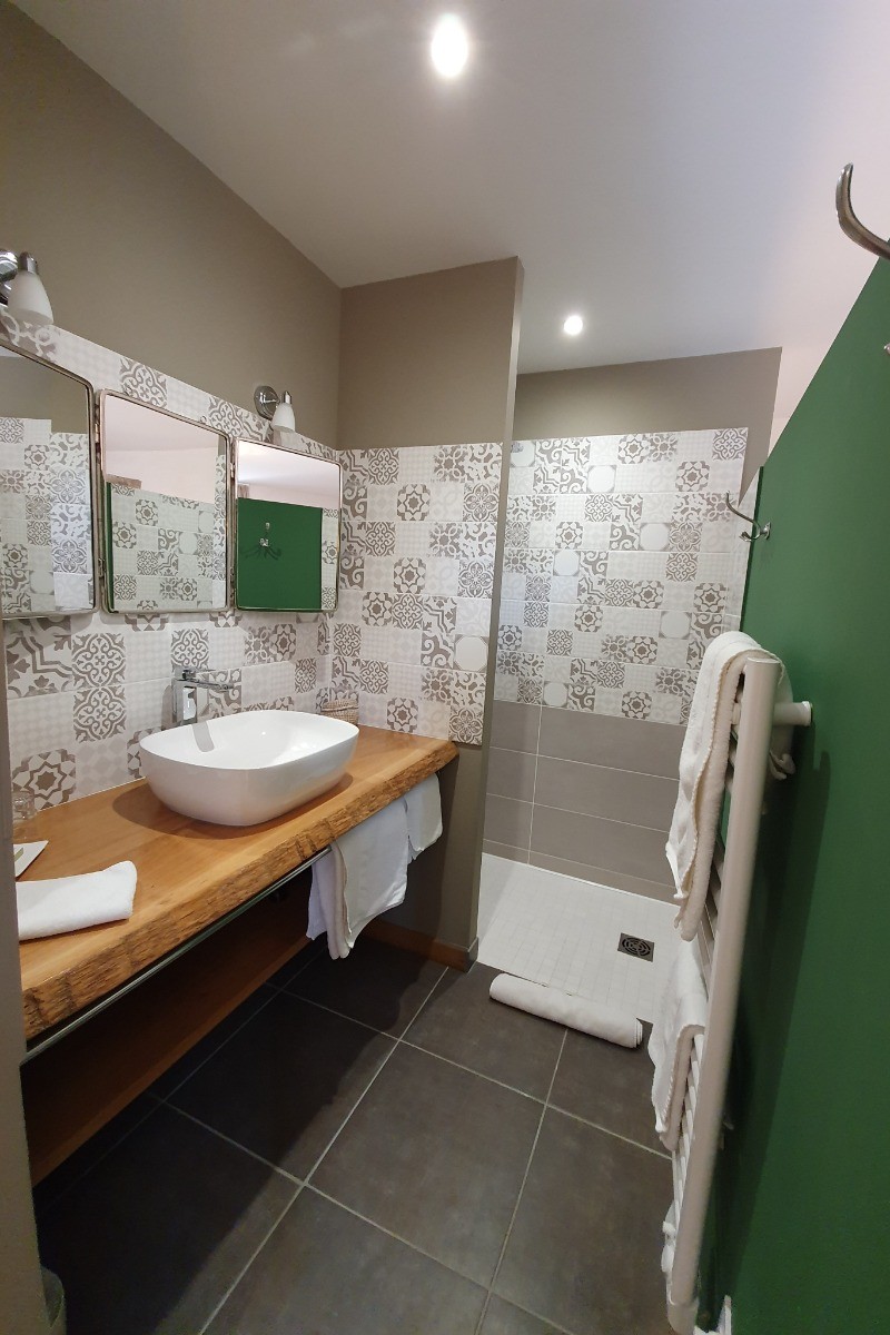 Chambre Côté jardin, salle d'eau privative, douche à l'italienne, dressing