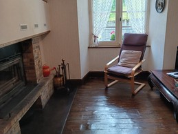 Le salon côté télé et cheminée