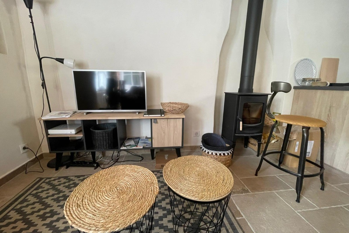 L'espace salon avec poêle à bois - Gîte "Le petit 121"