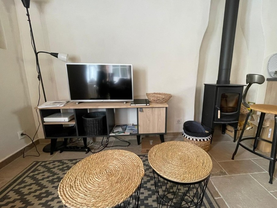 L'espace salon avec poêle à bois - Gîte "Le petit 121"