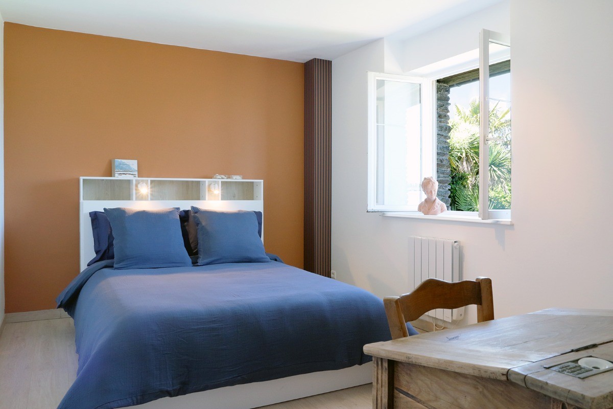 Chambre située à l'étage avec un lit double 140 X 190 avec bureau, donnant sur la piscine