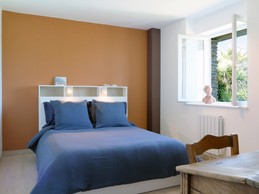 Chambre située à l'étage avec un lit double 140 X 190 avec bureau, donnant sur la piscine