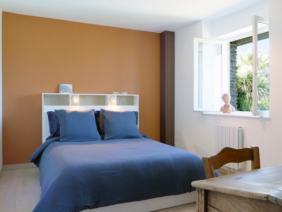 Chambre située à l'étage avec un lit double 140 X 190 avec bureau, donnant sur la piscine