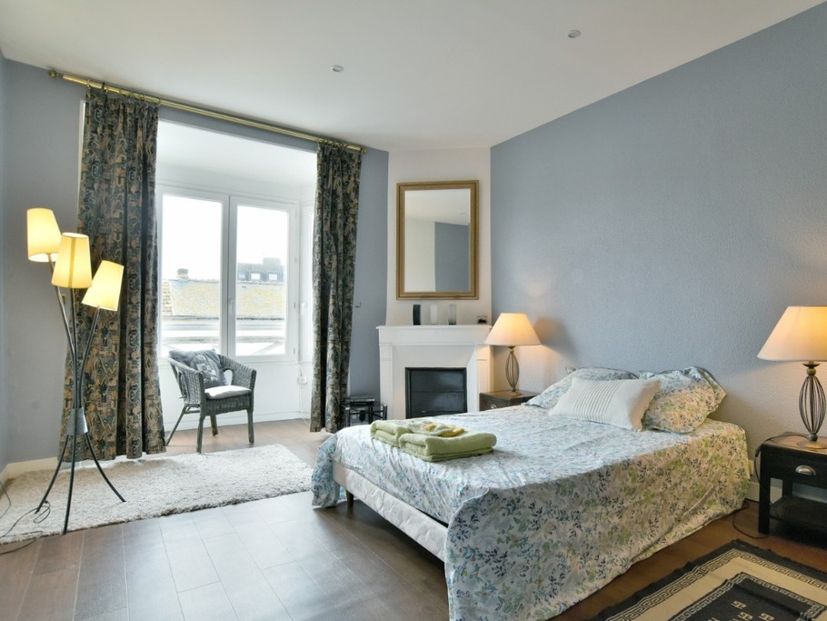 Chambre spacieuse pour 2 personnes (lit queen size 160x200 cm).