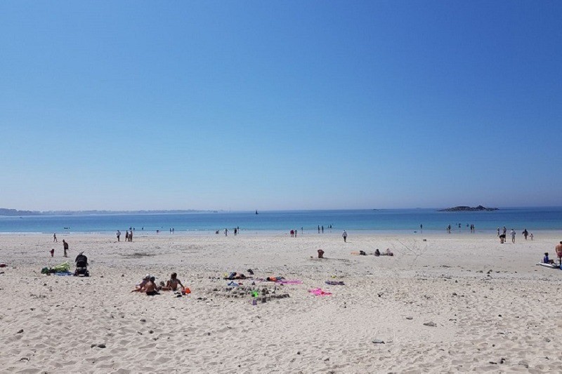 grande plage de sable fin à 200 m de la location