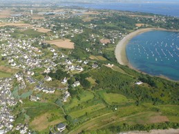 The environment of house 1 with the beach of Launay 600 metres from the gîte