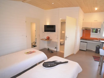 Equipés d’un coin cuisine et d’une salle d’eau adaptée à l’accueil des personnes à mobilité réduite, nos chalets disposent d’une grande terrasse couverte avec rampe d’accès PMR et salon de jardin vous permettant ainsi de profiter d’une vue panoramique.