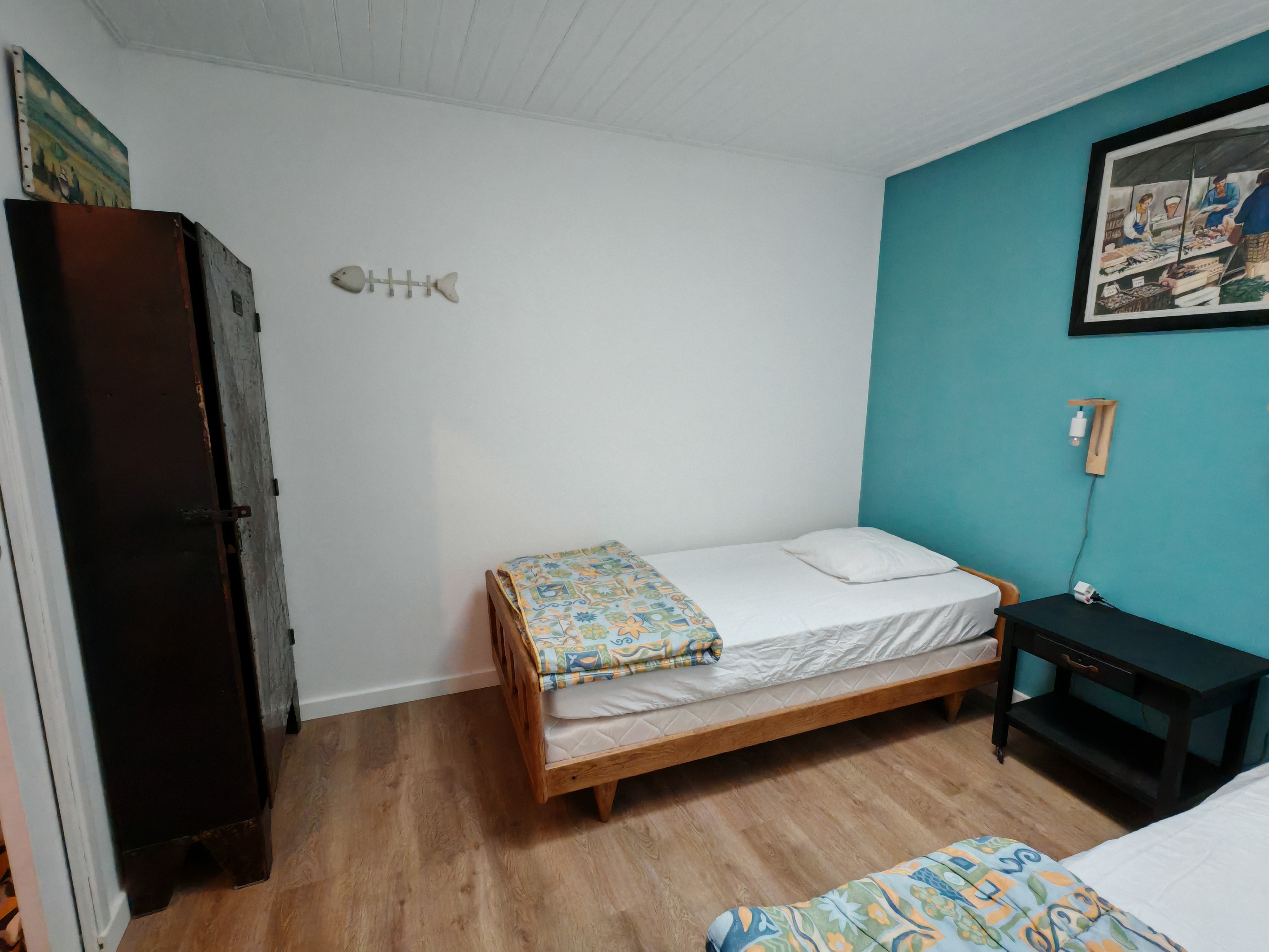 Bedroom with 2 single beds