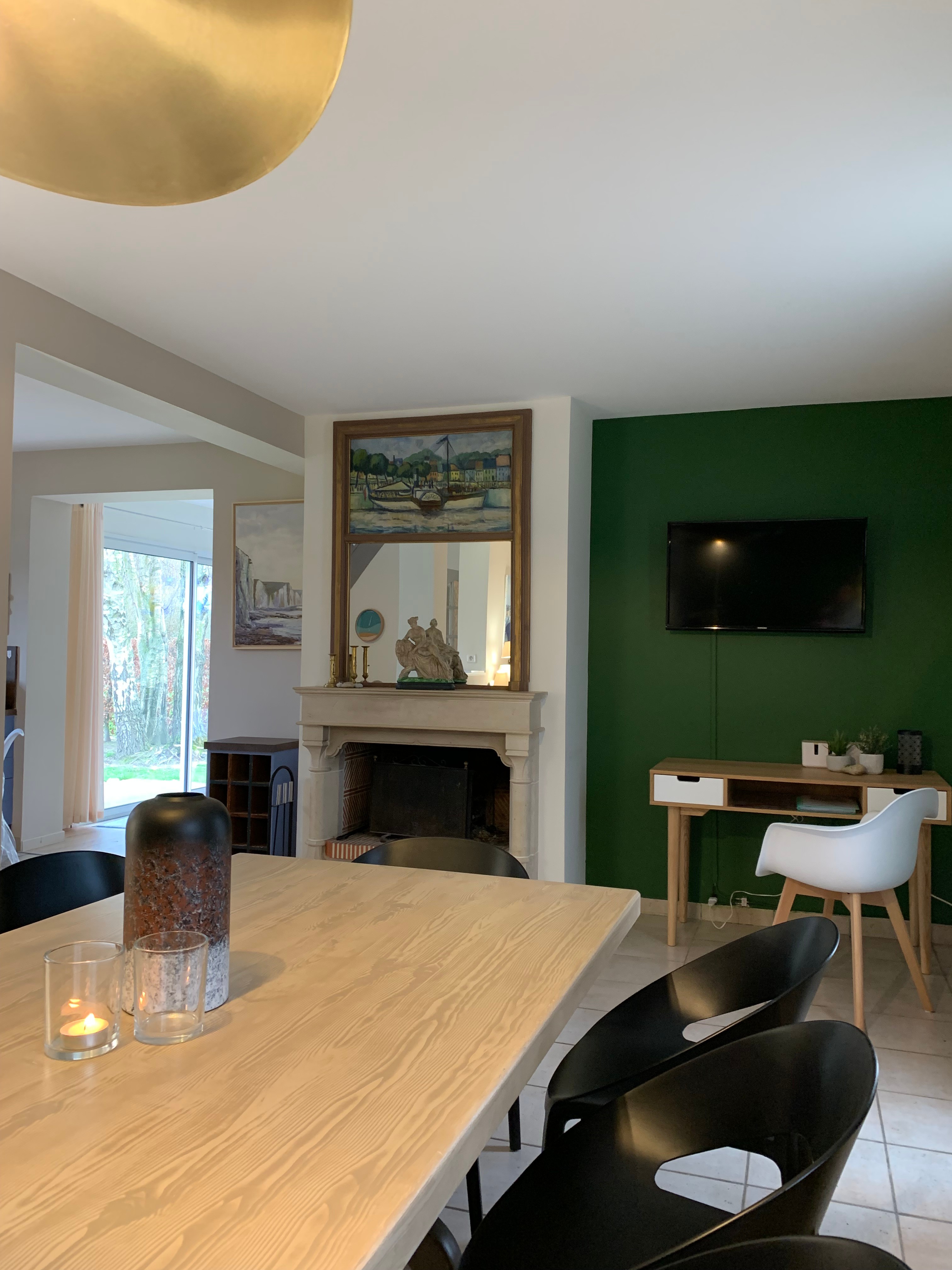 Salle à manger et vue sur l'entrée du salon