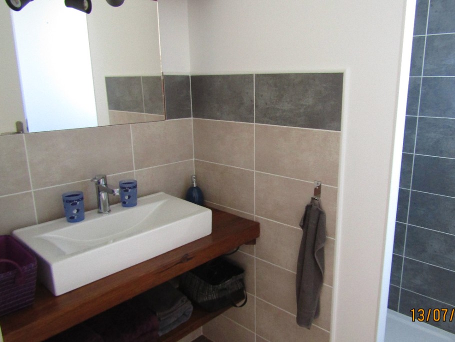 salle d'eau avec douche à l'italienne