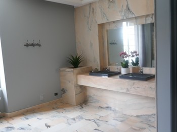 Salle de bain avec baignoire balnéo et douche