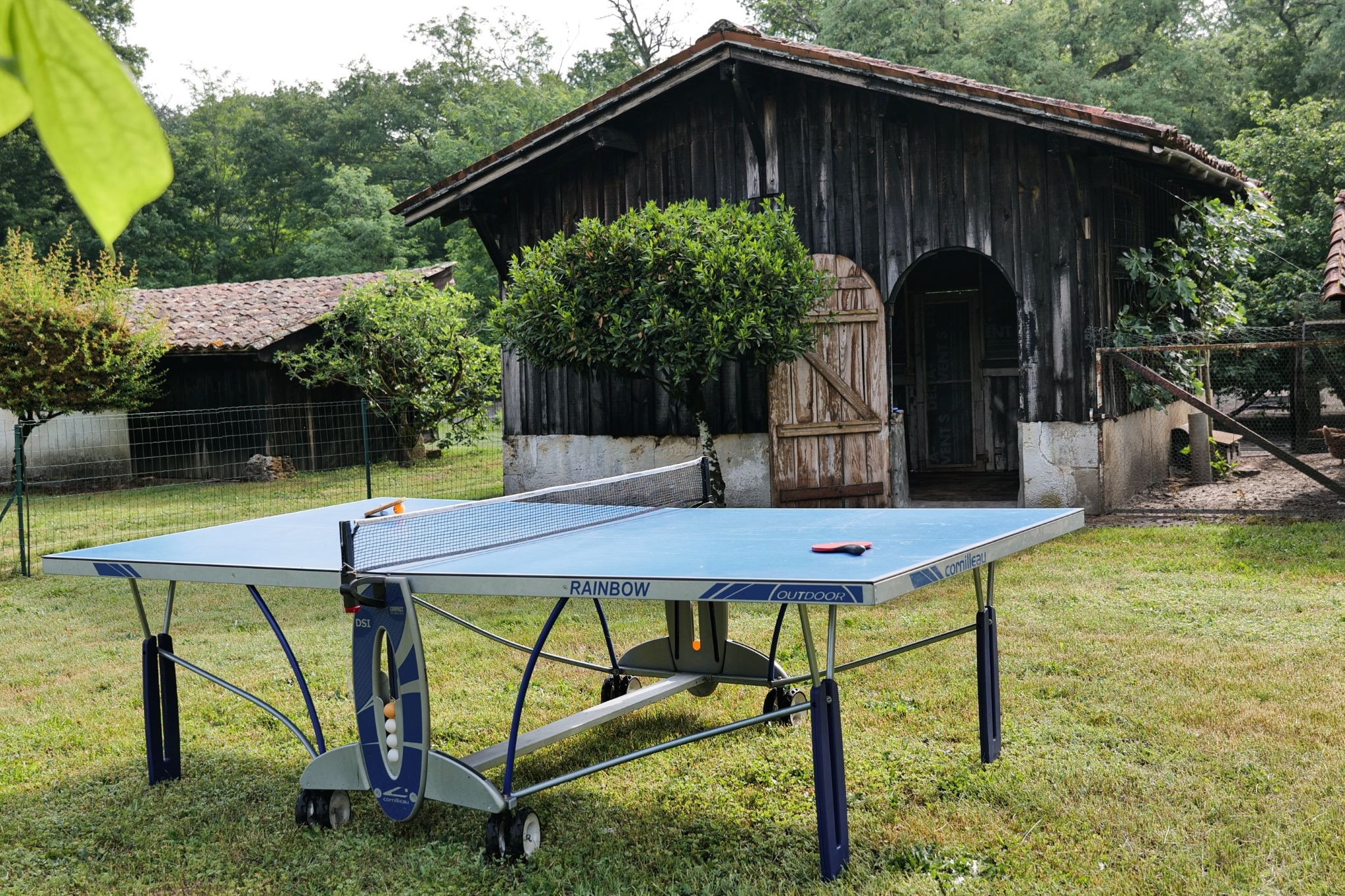 Une table de ping-pong à disposition dans le parc de La Bergerie, Gironde