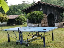 Une table de ping-pong à disposition dans le parc de La Bergerie, Gironde