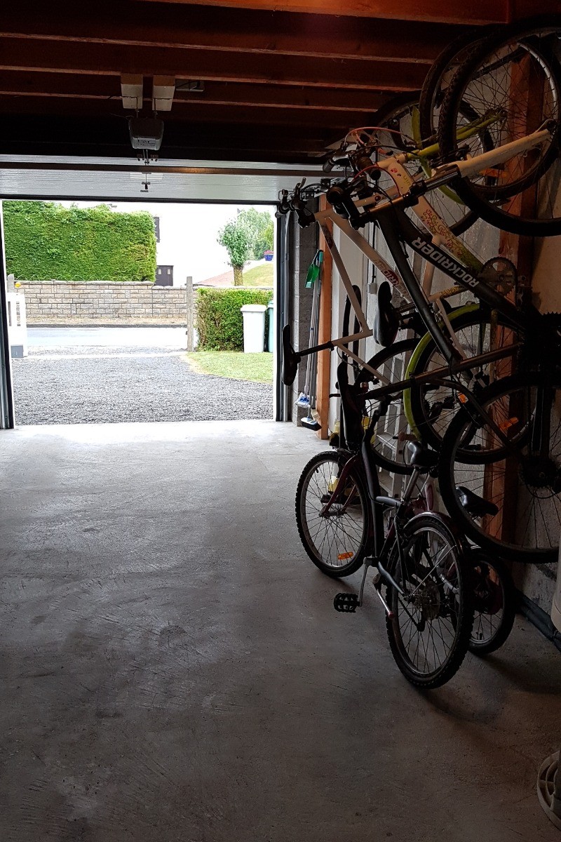 Le garage et les vélos à disposition - Gîte de la Baie