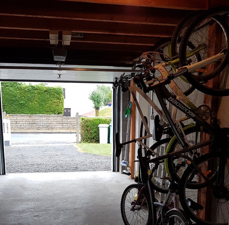 Le garage et les vélos à disposition - Gîte de la Baie