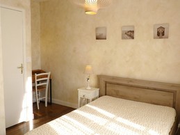 Chambre indépendante pour 2 personnes (lit 140 cm) avec penderie, rangements et coin bureau.