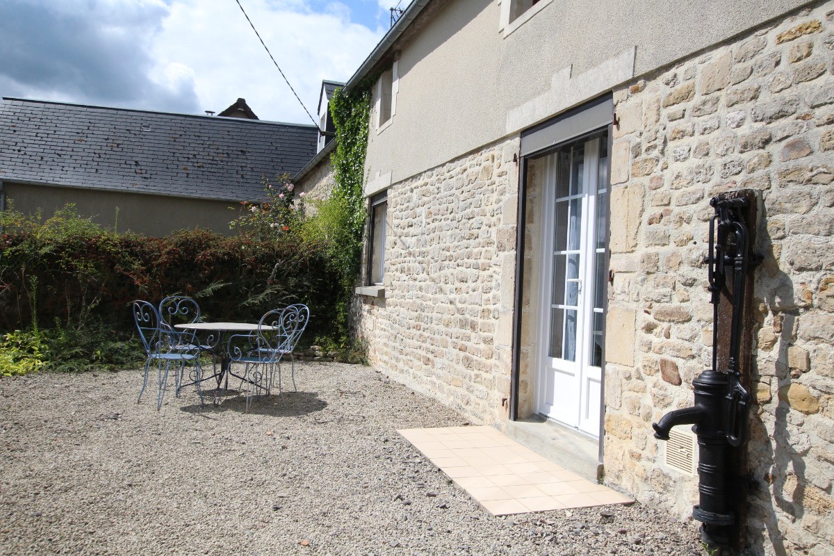 Cour à l'avant de la maison (côté route)