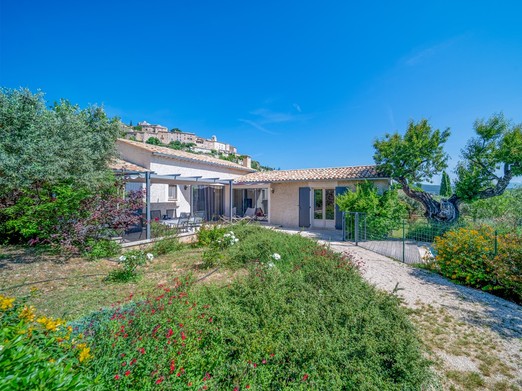 La maison dans son environnement calme et paisible...