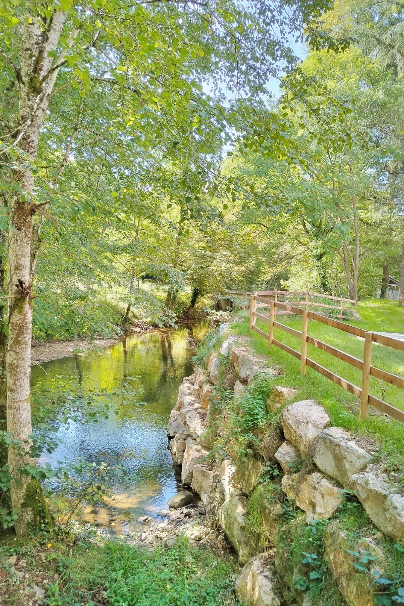 jardin côté rivière LE MOULIN DE SIRAMON à St Céré Lot 46