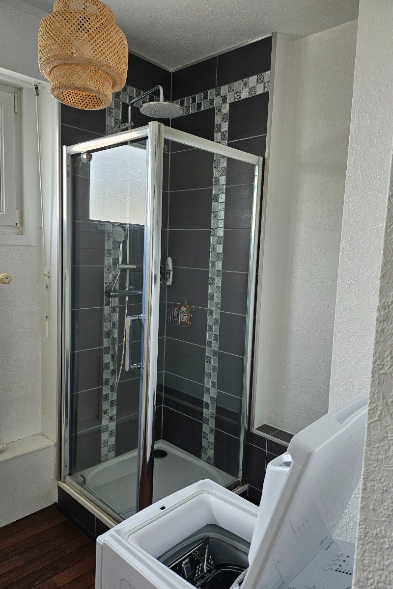 Salle d'eau avec douche
