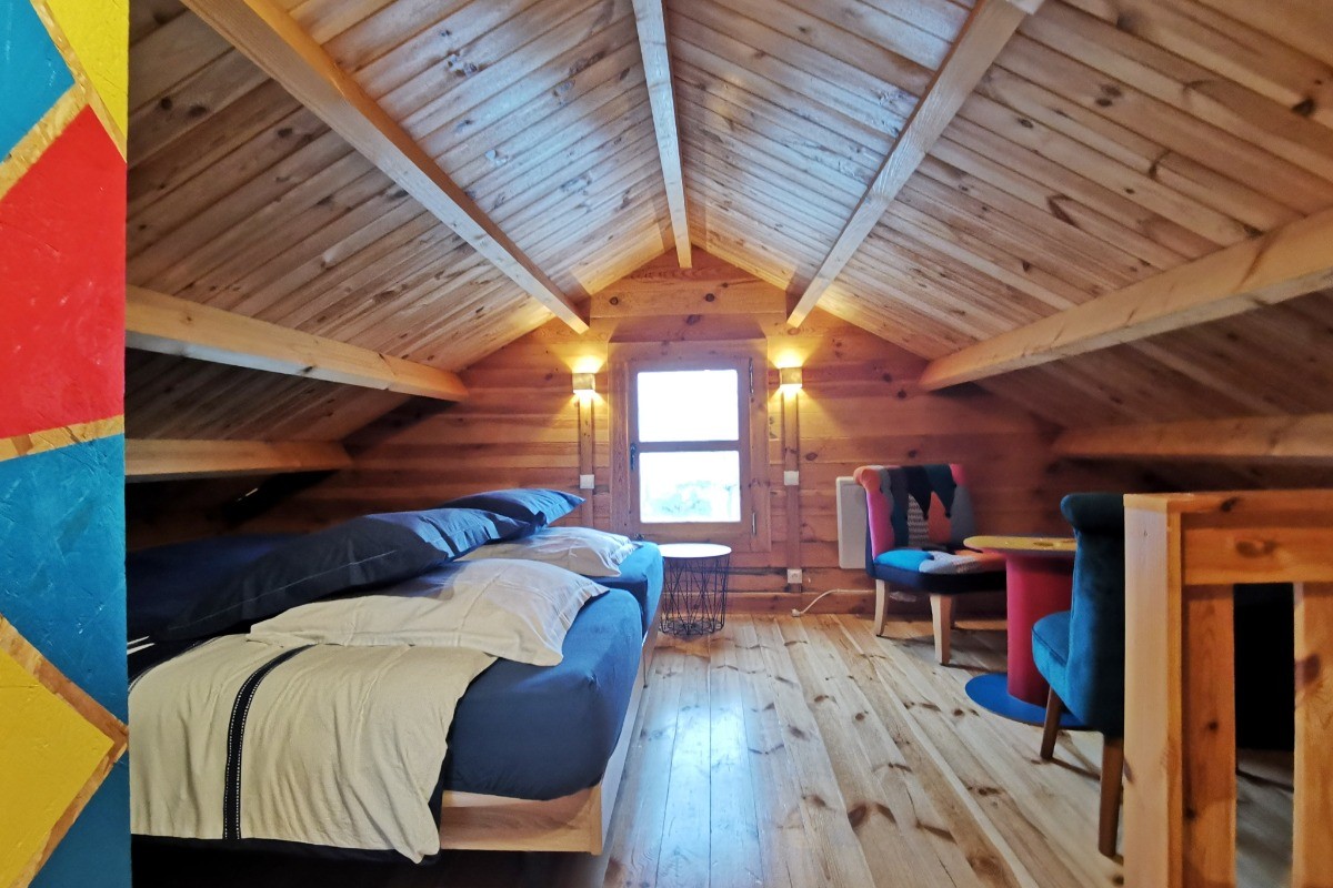Mezzanine: Chambre 1 avec 2 lits 90 (modulable en lit 180)