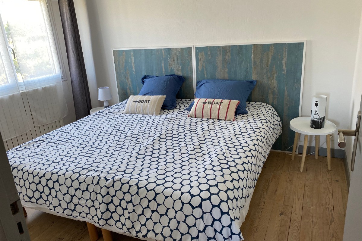 Chambre étage : possibilité de rejoindre les 2 lits 90x190 pour faire un seul