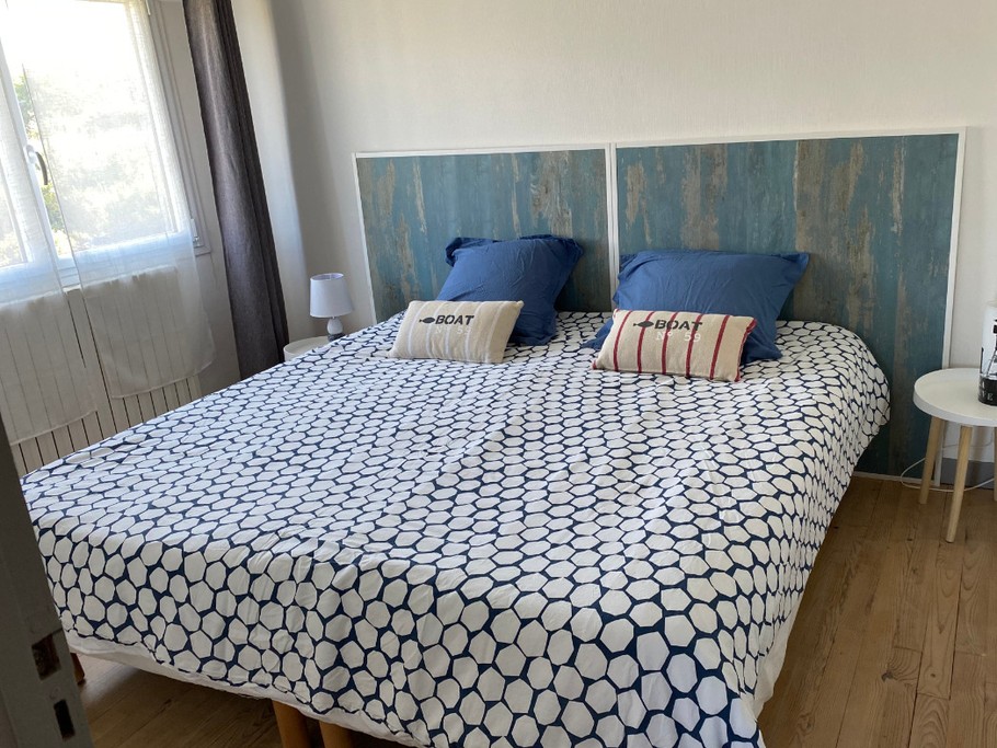 Chambre étage : possibilité de rejoindre les 2 lits 90x190 pour faire un seul