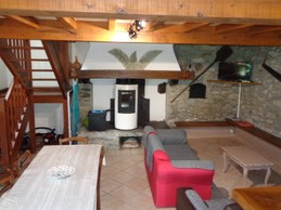 pièce principale avec coin salon et coin repas