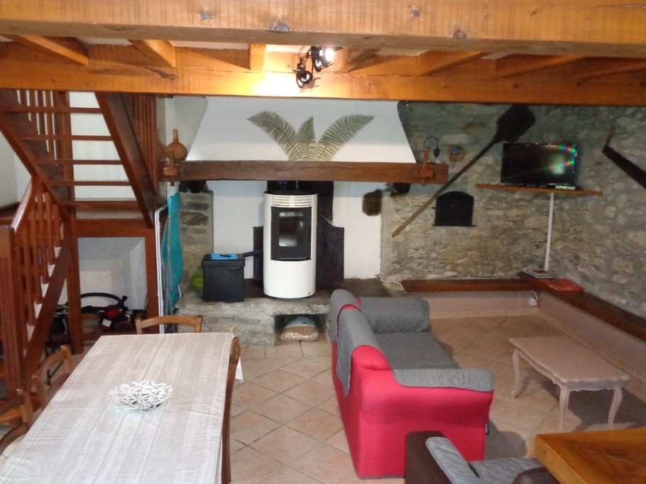 pièce principale avec coin salon et coin repas