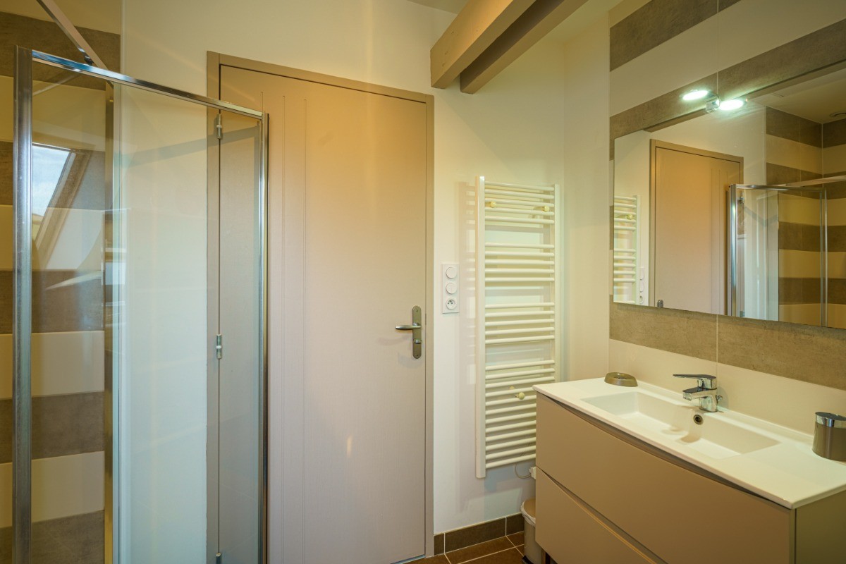 salle d'eau privative et communicante à la chambre