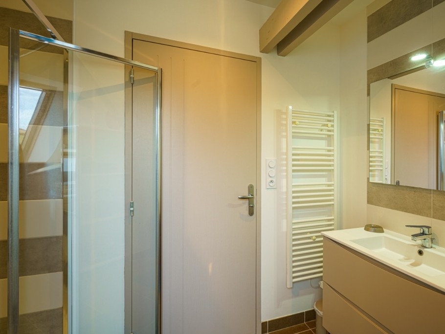 salle d'eau privative et communicante à la chambre