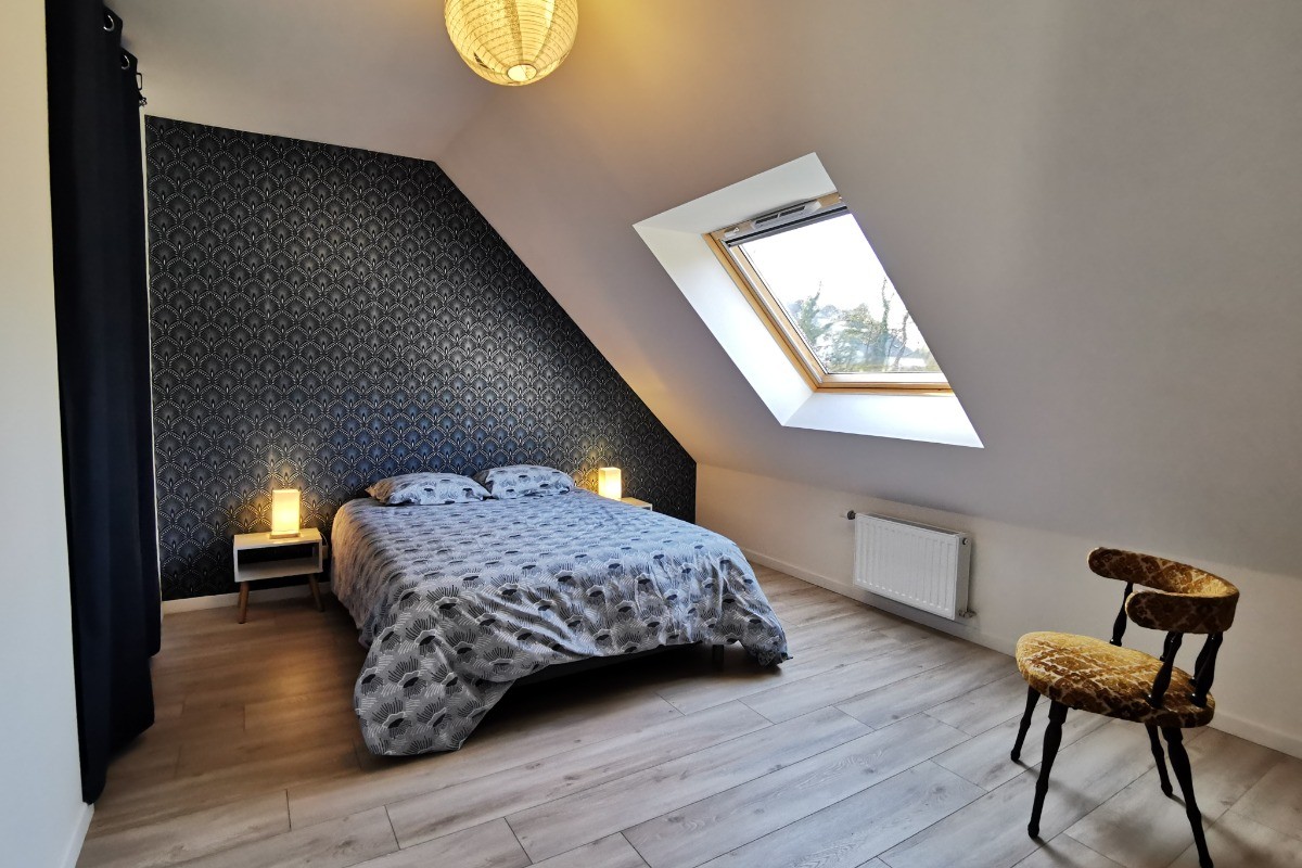 Chambre avec lit 140 à l'étage