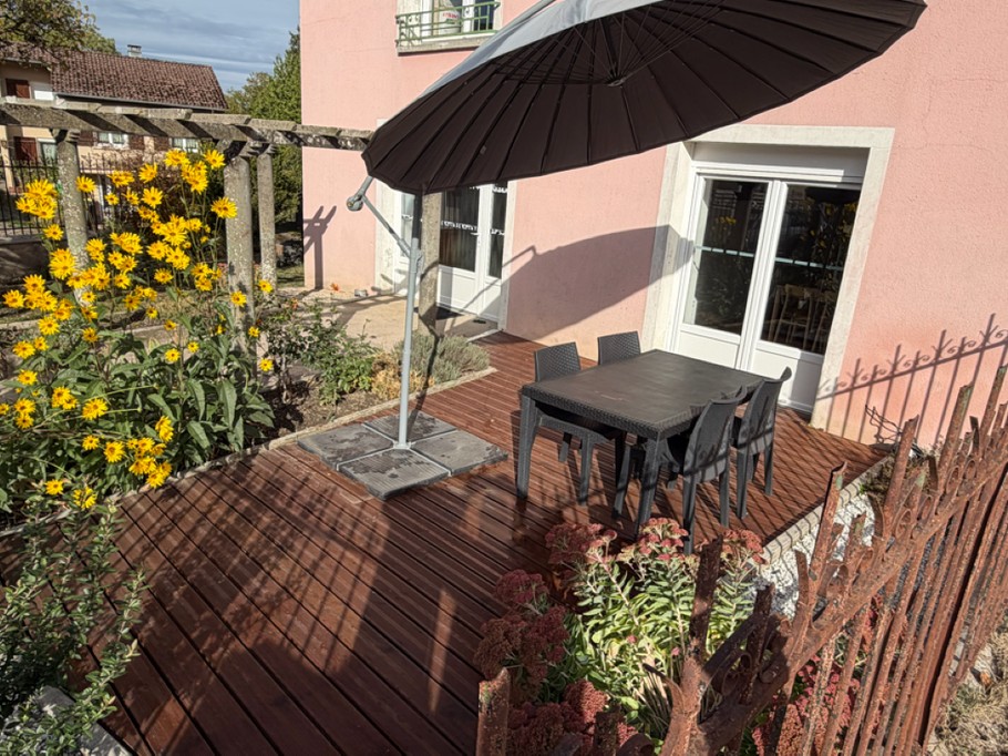 Terrasse aménagée - Chaises longues à disposition