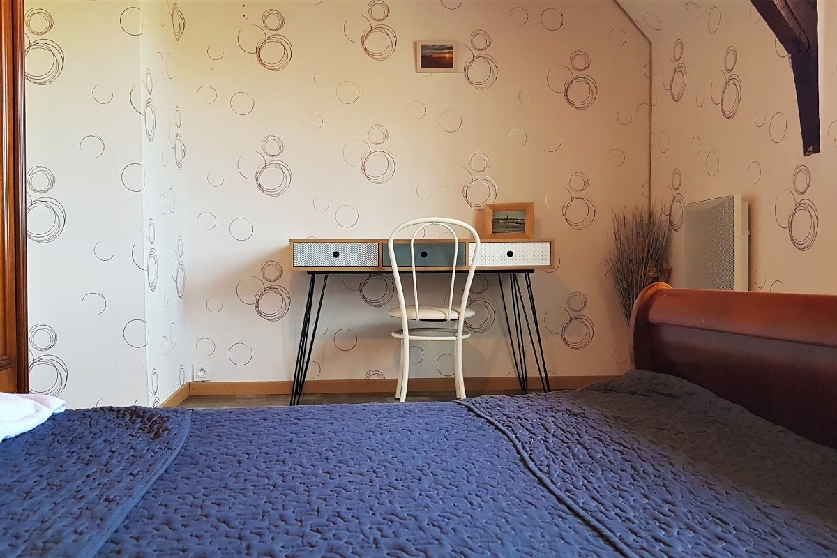 Chambre pour 2 personnes (lit 140 x 190 cm) à l'étage. Coin bureau.
Crédits photo : Clévacances Ille-et-Vilaine