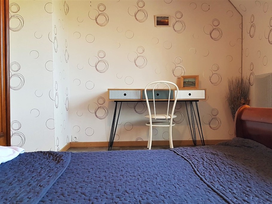 Chambre pour 2 personnes (lit 140 x 190 cm) à l'étage. Coin bureau.
Crédits photo : Clévacances Ille-et-Vilaine