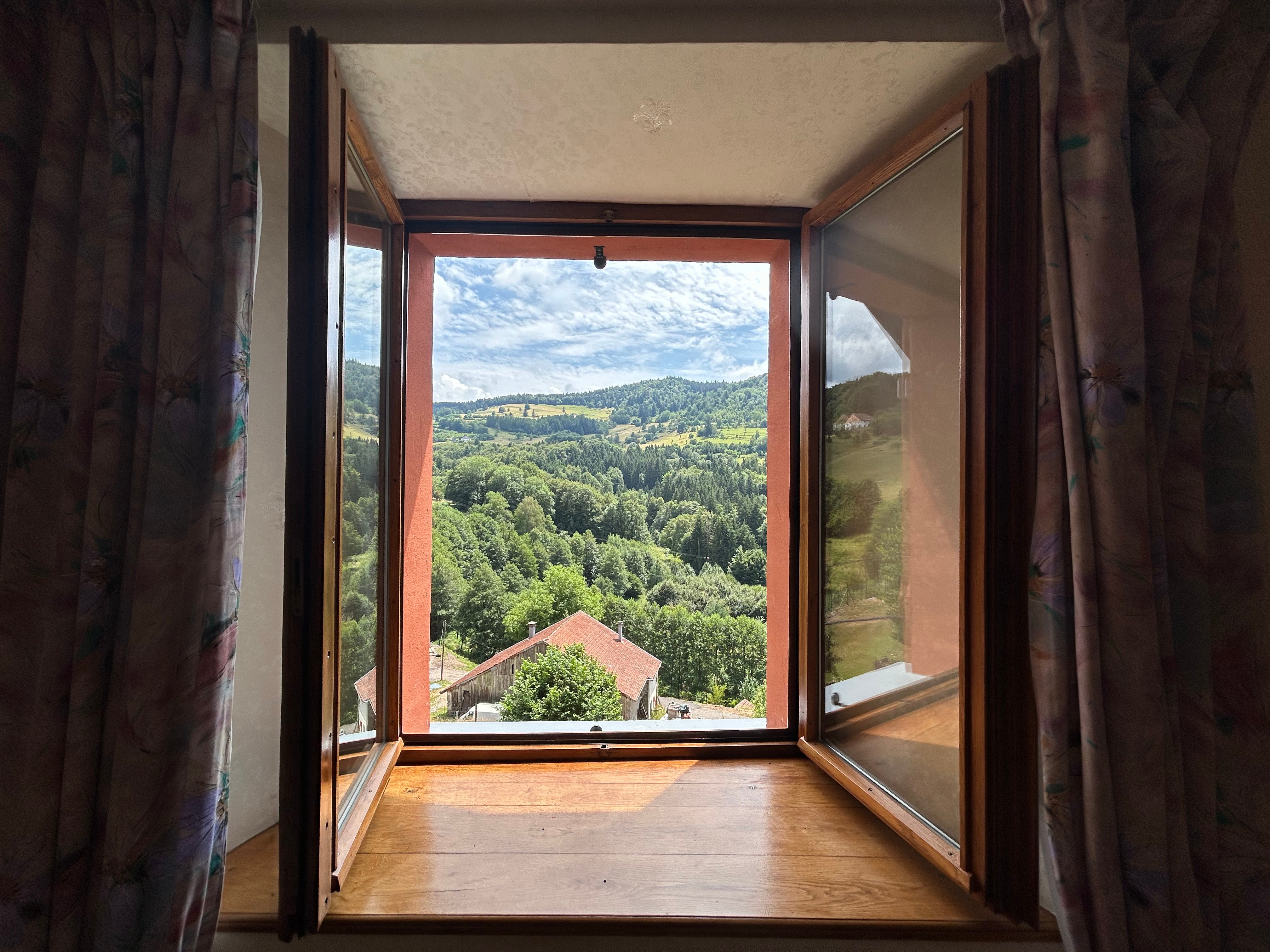 Chez Nico Bed and Breakfast, with a magnificent view of the mountains!