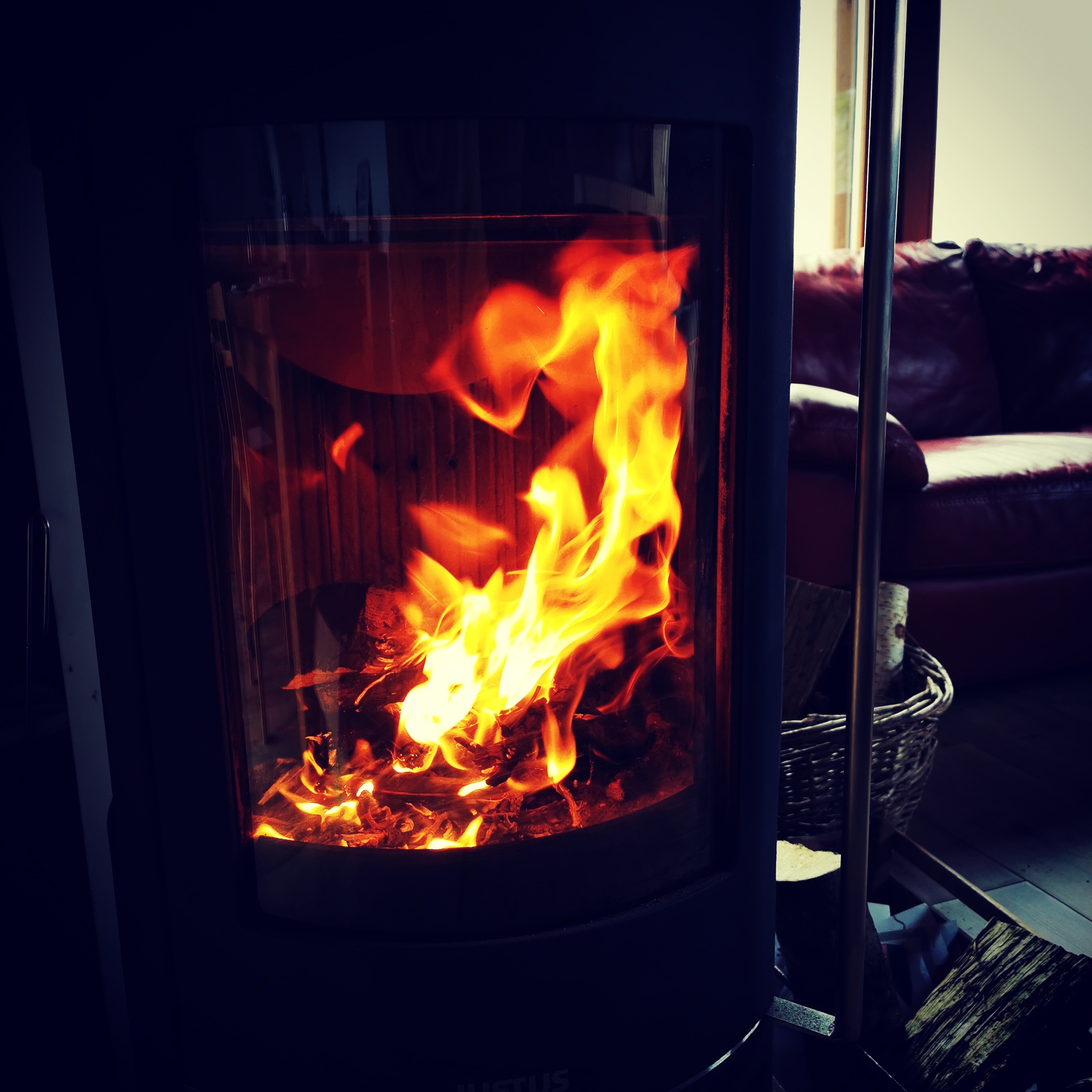 Poêle à bois dans le salon/ séjour - Gîte chalet paisible