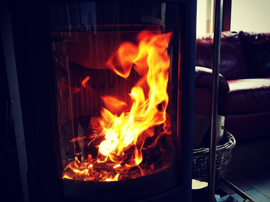 Poêle à bois dans le salon/ séjour - Gîte chalet paisible