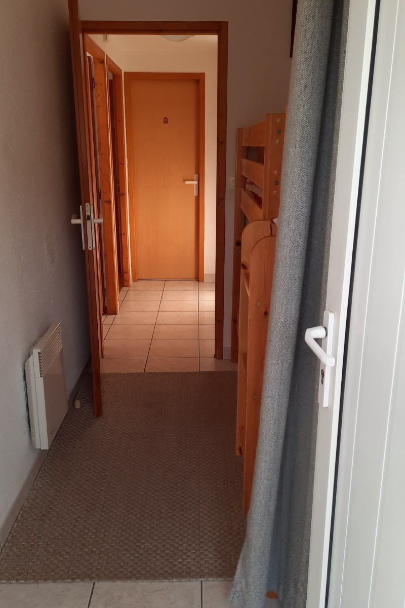 Entrée coin montagne avec rideau de séparation et tapis pour le confort des enfants