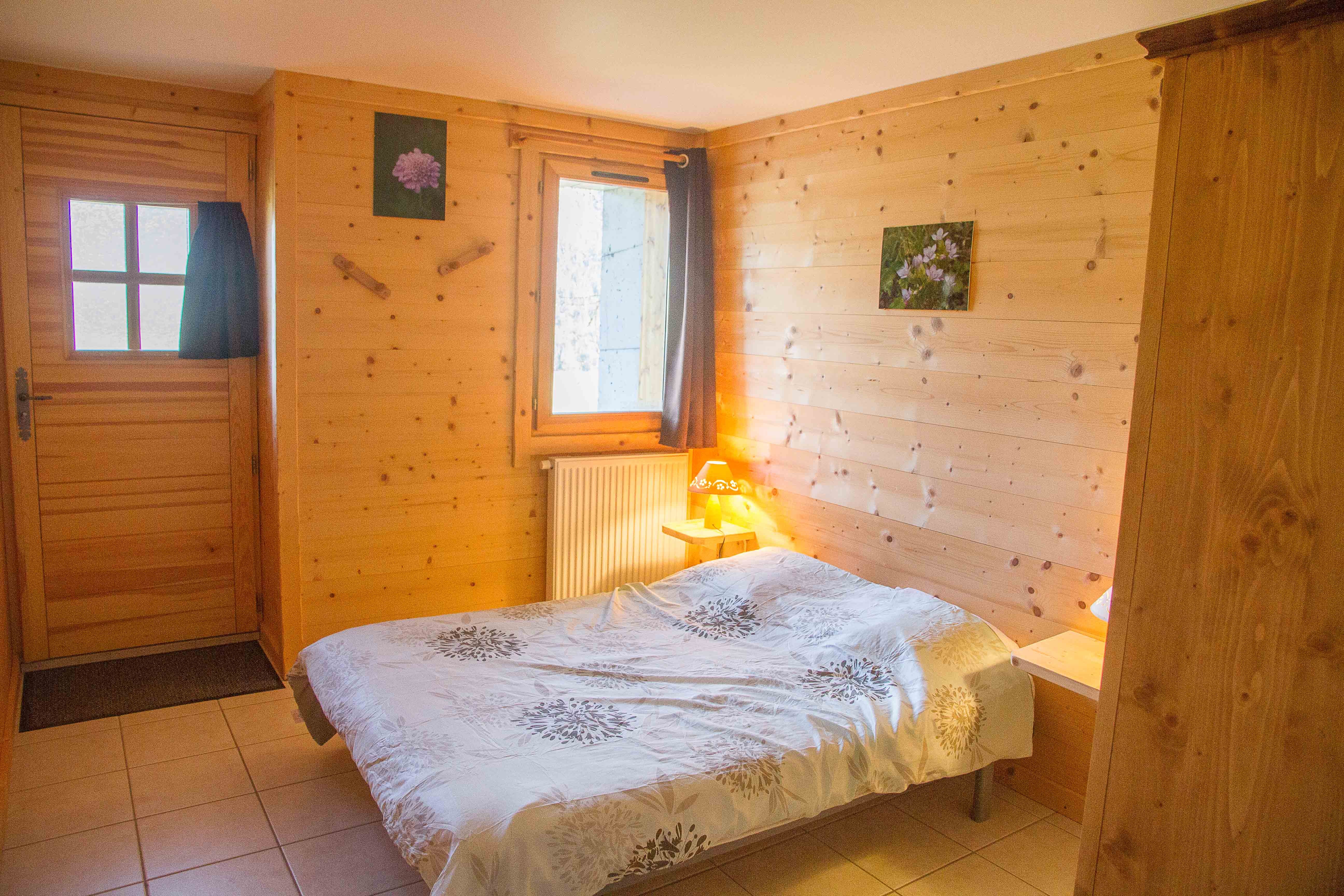 Chambre avec lit de 140x190, accès extérieur