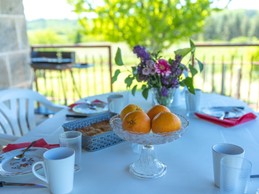 Petit déjeuner sous la terrasse couverte
