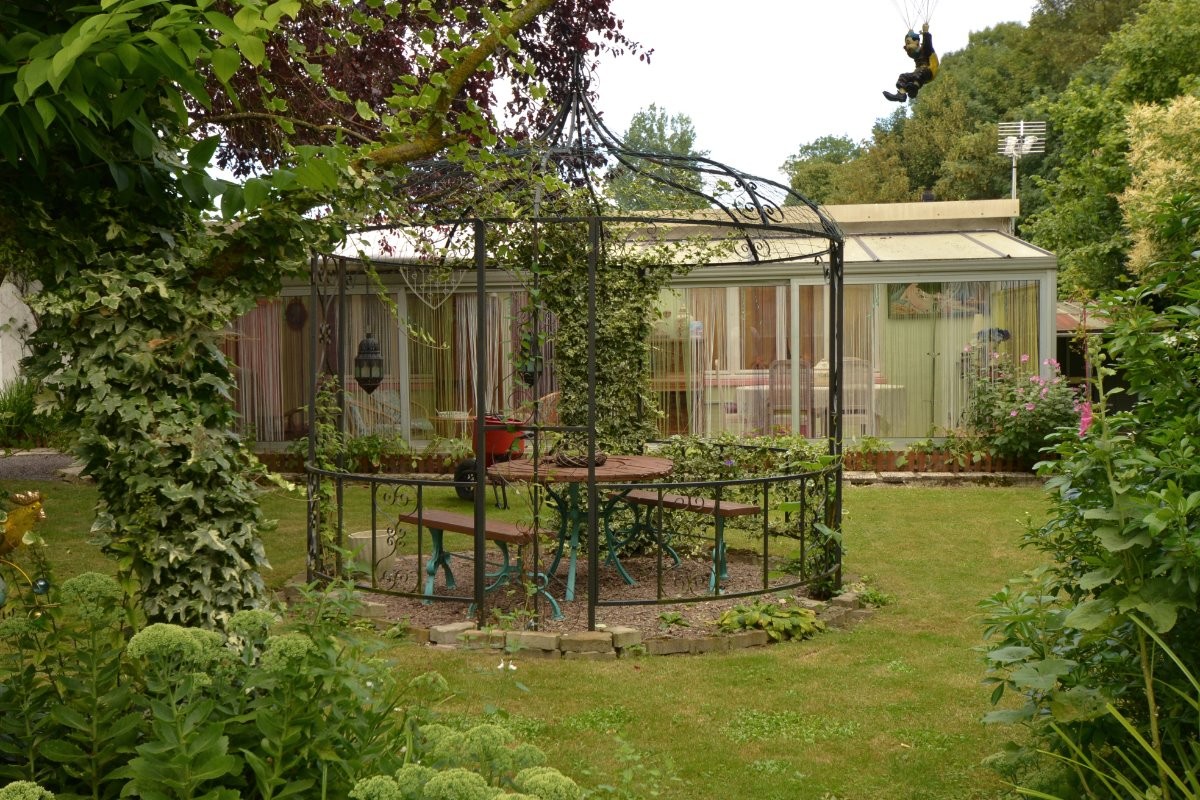 Gloriette devant le gîte