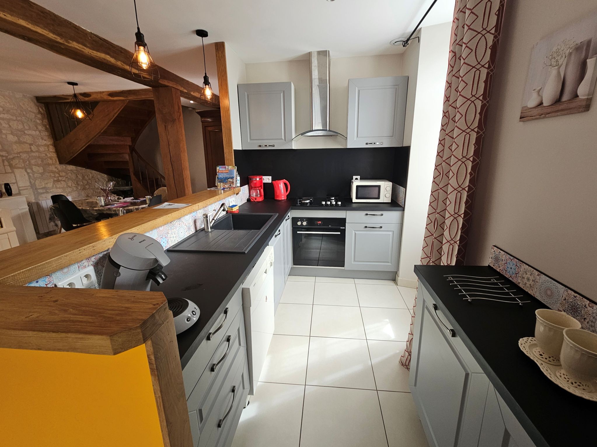 The 30 m² living room with fitted kitchen, lounge and dining area at Logis de La Passerelle in Port d'Envaux, Charente maritime.