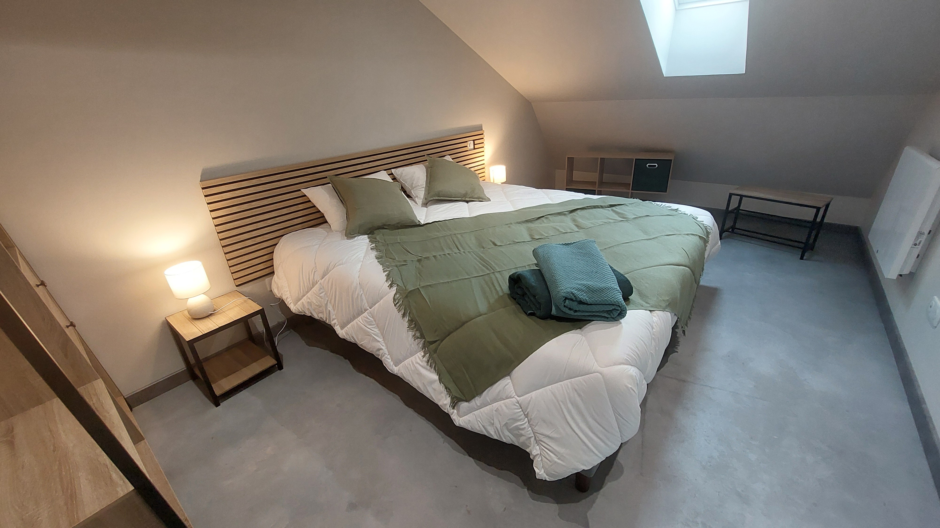 Deuxième vue de la chambre verte, draps et serviettes inclus